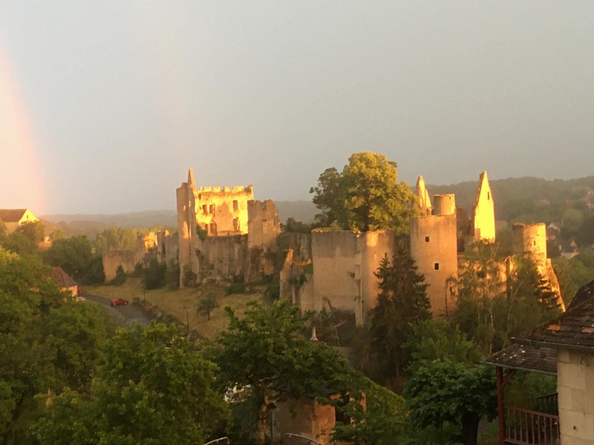 Angles-sur-lʼAnglin Chez Fred Avec Vue Sur Le Chateau מראה חיצוני תמונה
